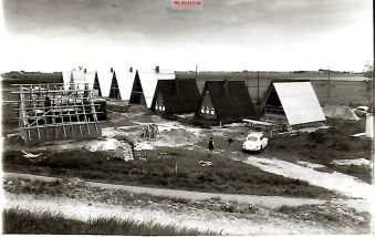 Blick vom alten Deich auf den Reiherstieg. Die Tätigen fanden in einem Zelt und einem Bauwagen Unterkunft. (Mit kurzer Hose: Jürgen Ploog).
